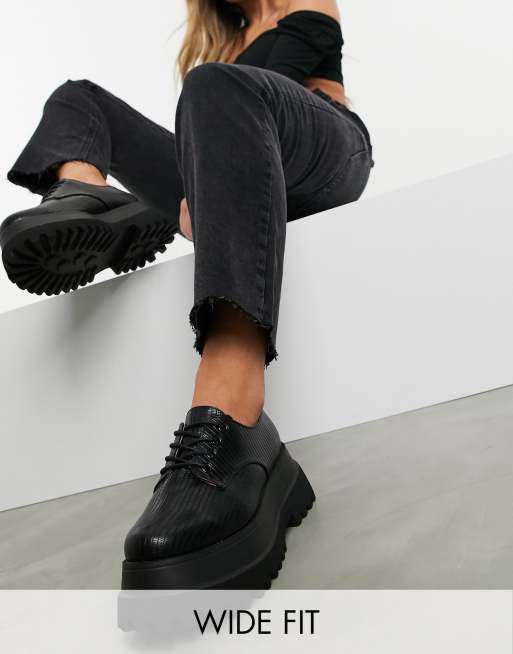ASOS DESIGN - Marcy - Platte veterschoenen met brede pasvorm, dikke zool en hagedisprint in zwart