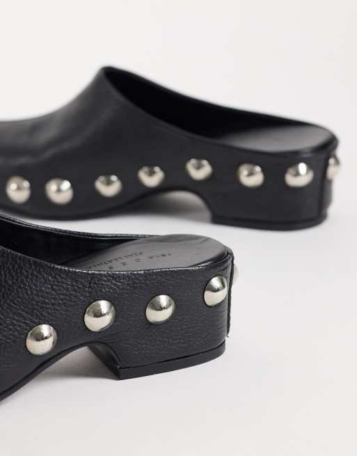 ASOS DESIGN Margo skórzane klapki mule typu clog z ćwiekami w czerni, 3 z 4