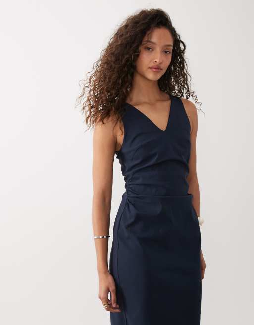 ASOS DESIGN – Marinblå, ärmlös midiklänning i bengalin med v-ringning och rysch, 3 av 4