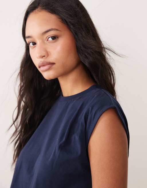ASOS DESIGN – Marinblå, ärmlös topp med asymmetrisk fåll, 2 av 4
