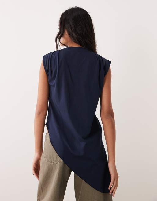 ASOS DESIGN – Marinblå, ärmlös topp med asymmetrisk fåll, 3 av 4