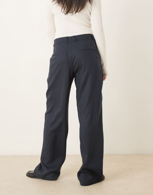 ASOS DESIGN – Marinblå, avslappnade, figursydda byxor med raka ben och låg midja, 2 av 5
