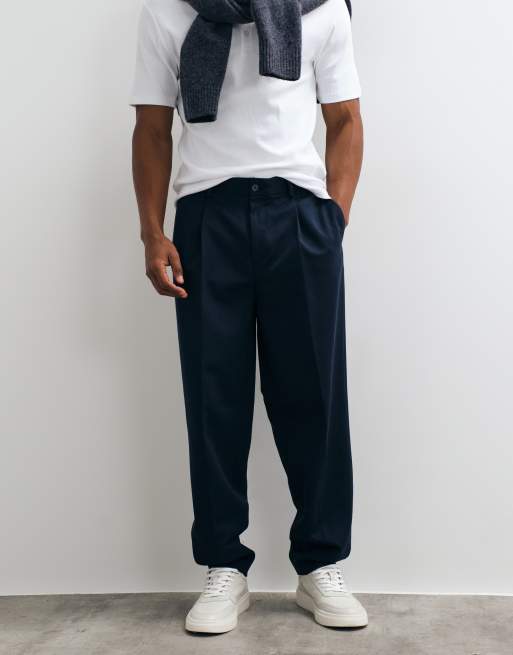 ASOS DESIGN – Marinblå, avsmalnande, figursydda byxor i oversize med veck, 2 av 5