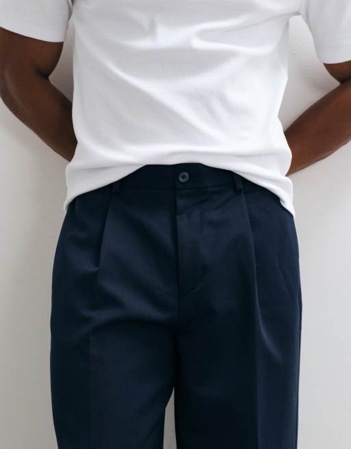 ASOS DESIGN – Marinblå, avsmalnande, figursydda byxor i oversize med veck, 3 av 5