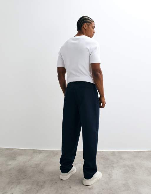 ASOS DESIGN – Marinblå, avsmalnande, figursydda byxor i oversize med veck, 4 av 5