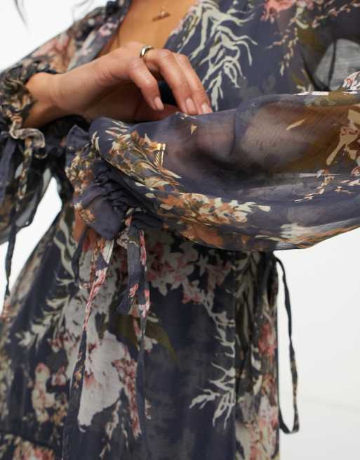 ASOS DESIGN – Marinblå, blommig midiklänning med panelsydda lager och spetskant, 3 av 4