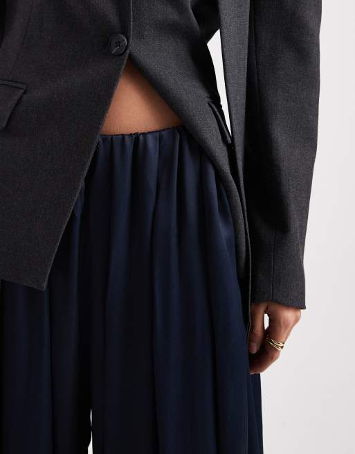 ASOS DESIGN – Marinblå byxor i satin med ballongfåll, 3 av 5