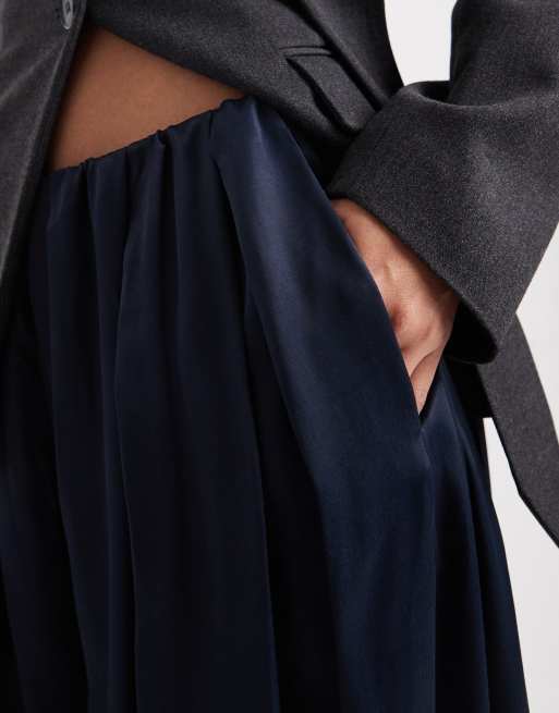 ASOS DESIGN – Marinblå byxor i satin med ballongfåll, 5 av 5