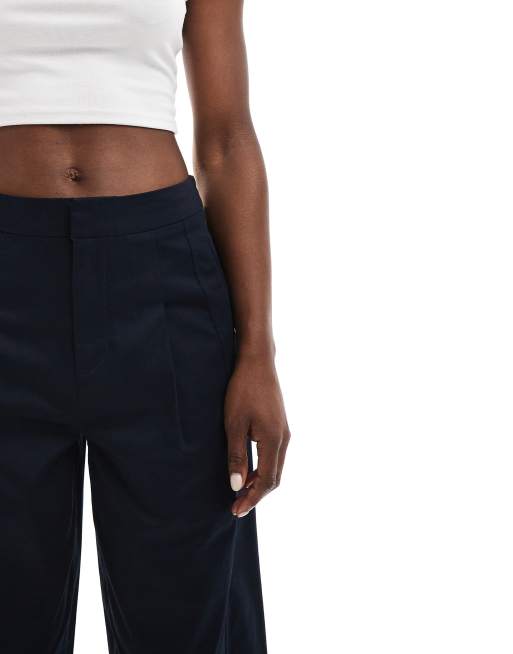 ASOS DESIGN – Marinblå byxor med barrelben och knäppning med nederkanten, 2 av 5