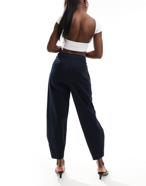 ASOS DESIGN – Marinblå byxor med barrelben och knäppning med nederkanten, 3 av 5