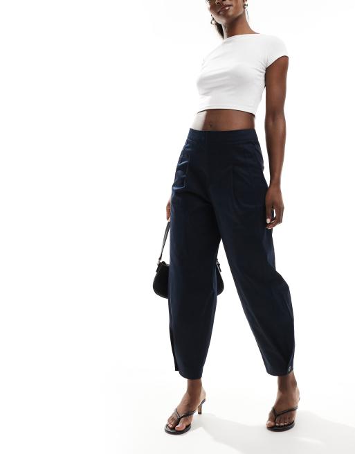 ASOS DESIGN – Marinblå byxor med barrelben och knäppning med nederkanten, 5 av 5