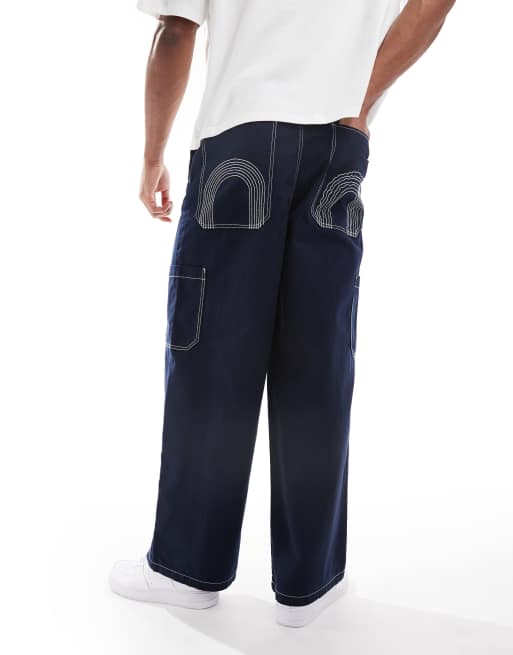 ASOS DESIGN – Marinblå cargobyxor i superbaggy-stil med broderade bakfickor, 2 av 5