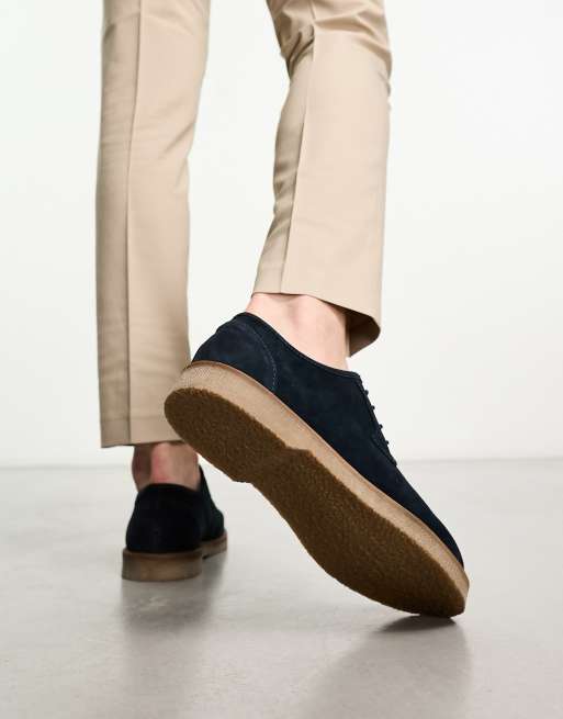 ASOS DESIGN – Marinblå derbyskor i mocka med snörning och sula i crepe-imitation, 3 av 4
