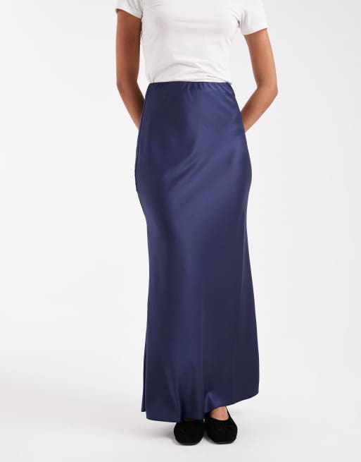 ASOS DESIGN – Marinblå diagonalskuren maxikjol i satin, 2 av 5