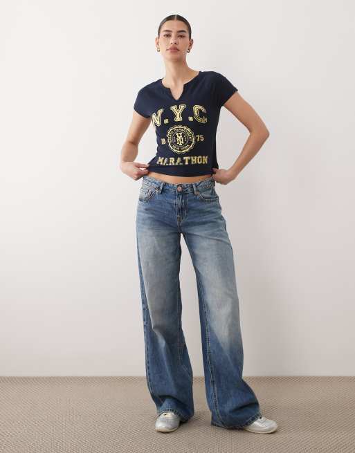 ASOS DESIGN – Marinblå, figurnära t-shirt med v-ringning, raglan-ärmar och NYC-tryck, 2 av 4