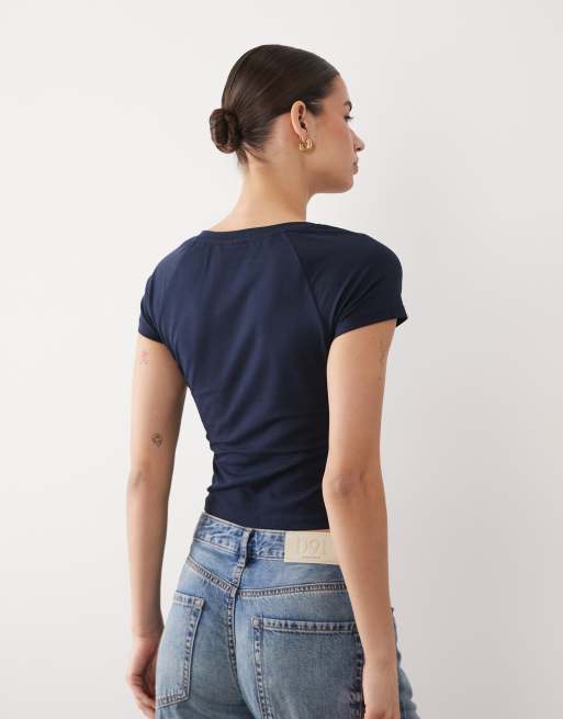 ASOS DESIGN – Marinblå, figurnära t-shirt med v-ringning, raglan-ärmar och NYC-tryck, 3 av 4