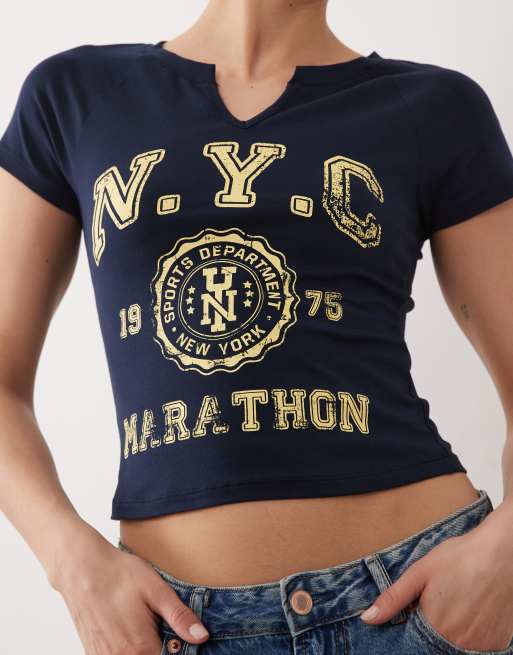 ASOS DESIGN – Marinblå, figurnära t-shirt med v-ringning, raglan-ärmar och NYC-tryck, 4 av 4