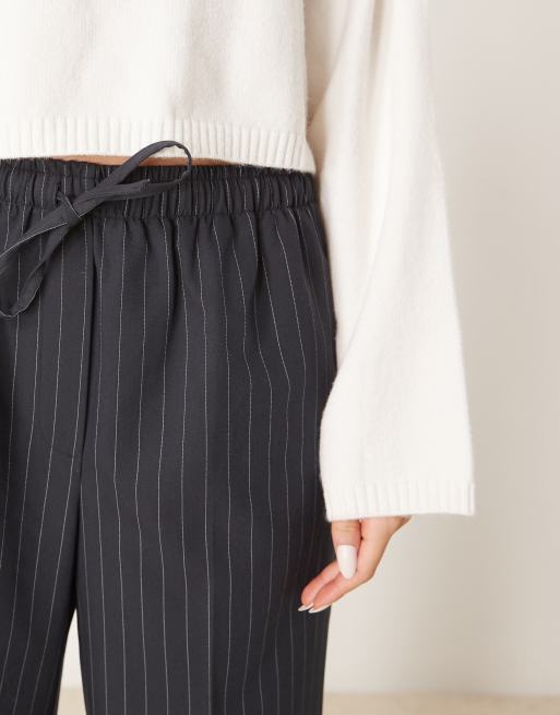 ASOS DESIGN – Marinblå figursydda byxor i dra på-modell med randigt mönster, 4 av 5