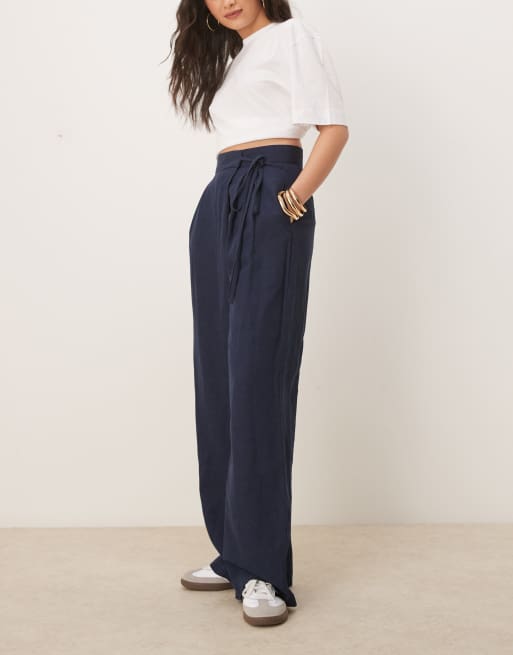 ASOS DESIGN – Marinblå, figursydda byxor i linne med omlottknytning, 4 av 5
