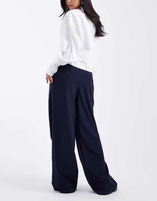 ASOS DESIGN – Marinblå, figursydda byxor med låg midja, vida ben och asymmetriskt midjeband, 3 av 5