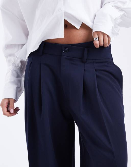 ASOS DESIGN – Marinblå, figursydda byxor med låg midja, vida ben och asymmetriskt midjeband, 4 av 5
