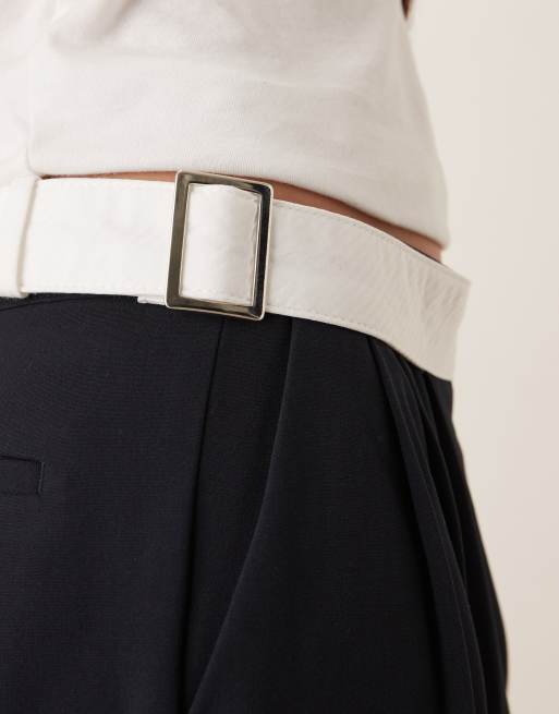 ASOS DESIGN – Marinblå, figursydda byxor med vida ben och asymmetriskt, råskuret midjeband , 2 av 5