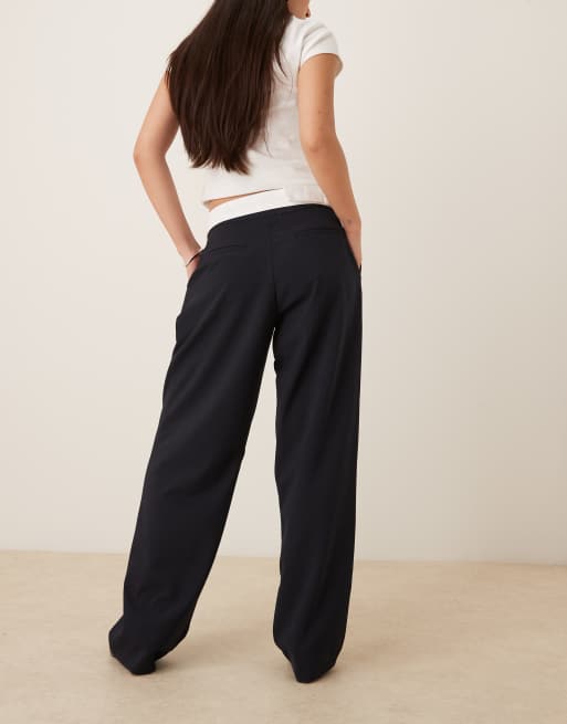 ASOS DESIGN – Marinblå, figursydda byxor med vida ben och asymmetriskt, råskuret midjeband , 3 av 5