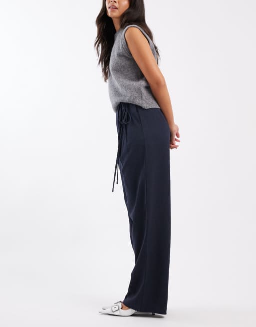 ASOS DESIGN – Marinblå, figursydda byxor med vida ben, omlottdesign och knytdetalj, 2 av 5
