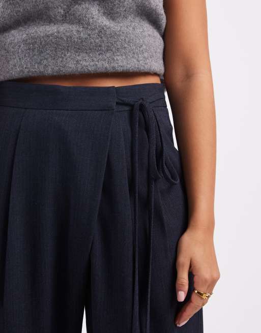 ASOS DESIGN – Marinblå, figursydda byxor med vida ben, omlottdesign och knytdetalj, 4 av 5