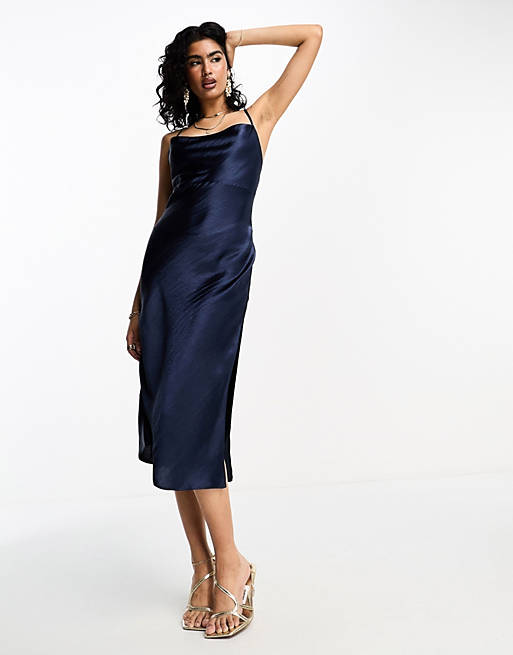 ASOS DESIGN – Marinblå, högglansig slipklänning i satin och midilängd med snörning baktill