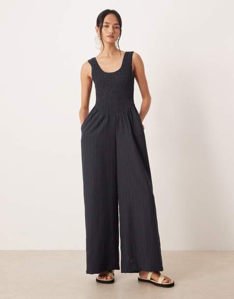ASOS DESIGN – Marinblå, krinklad jumpsuit med djup halsringning - view 1