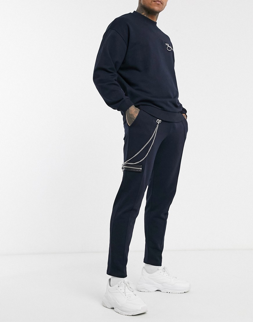 ASOS DESIGN – Marinblå mjukisbyxor med extra smal passform, ficka med dragkedja och kedjedetalj, del av set