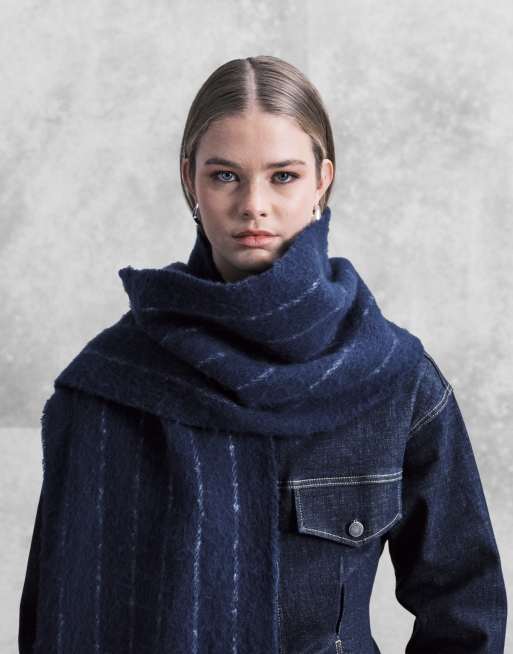 ASOS DESIGN – Marinblå och grå, randig, vävd, fluffig halsduk, 3 av 3