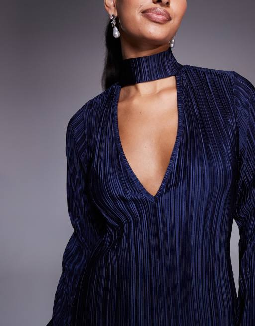 ASOS DESIGN – Marinblå, plisserad maxiklänning med v-ringning och choker-detalj, 4 av 4