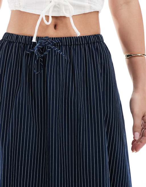 ASOS DESIGN – Marinblå, randig midikjol med a-linjeformad design och knytning i midjan, 5 av 5