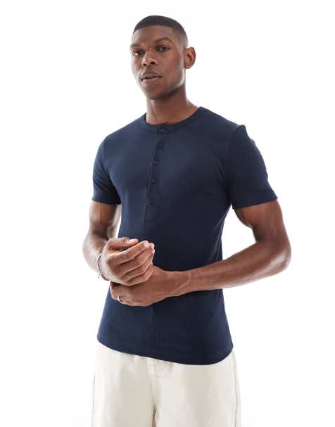 ASOS DESIGN – Marinblå, ribbad t-shirt i muscle fit med henleykrage - view 1