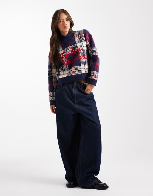ASOS DESIGN – Marinblå, rutig tröja med boxig passform, hög v-ringning och Feliz Navidad-broderi, 2 av 4
