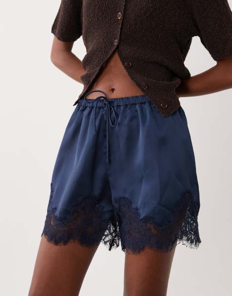 ASOS DESIGN – Marinblå shorts med spetskant och dragsko i midjan av satin - view 1