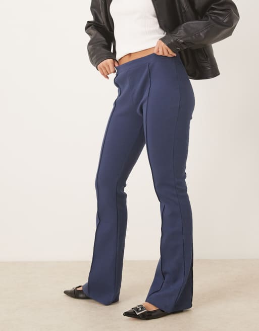 ASOS DESIGN – Marinblå, skinny, utsvängda byxor med medelhög midja och interlocksömmar, 3 av 5