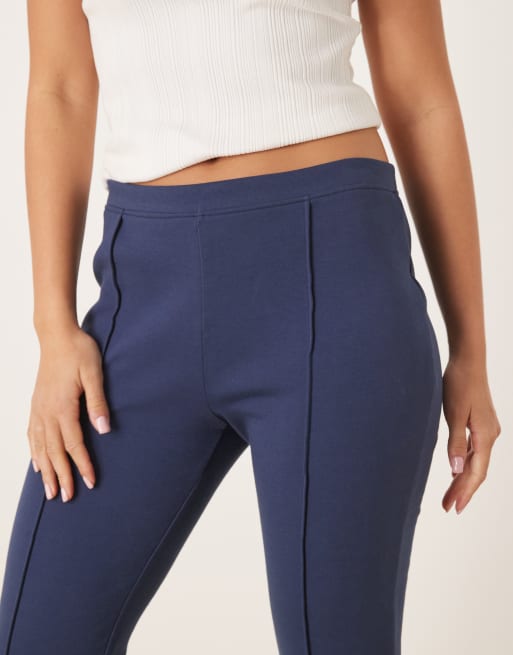 ASOS DESIGN – Marinblå, skinny, utsvängda byxor med medelhög midja och interlocksömmar, 4 av 5