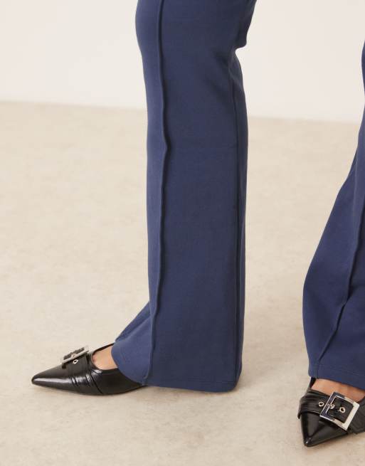 ASOS DESIGN – Marinblå, skinny, utsvängda byxor med medelhög midja och interlocksömmar, 5 av 5