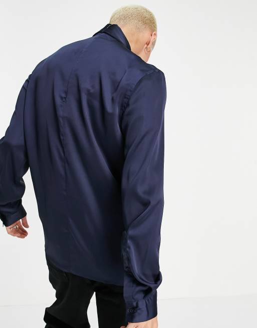 ASOS DESIGN – Marinblå skjorta i satin med regular fit och rosett vid halsen, 2 av 4