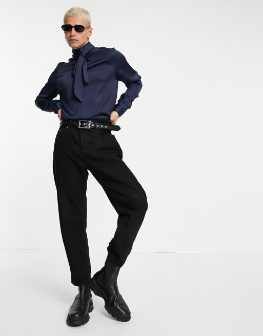 ASOS DESIGN – Marinblå skjorta i satin med regular fit och rosett vid halsen, 4 av 4