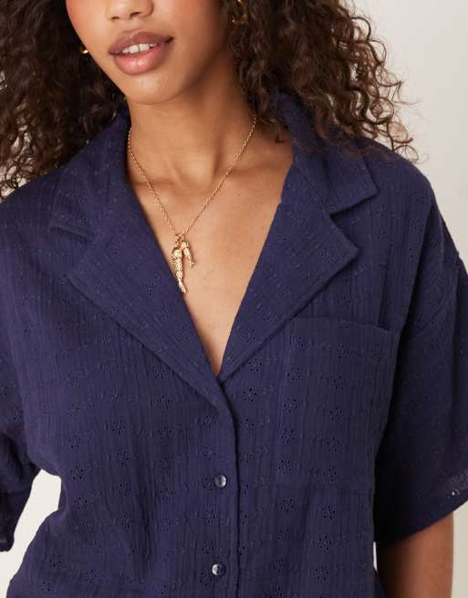 ASOS DESIGN – Marinblå skjorta med platt krage och broderi, del av set, 2 av 4