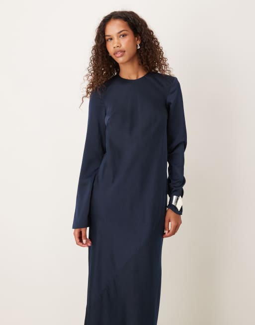 ASOS DESIGN – Marinblå slipklänning i maxilängd med dekorativ söm av matt satin, 2 av 4