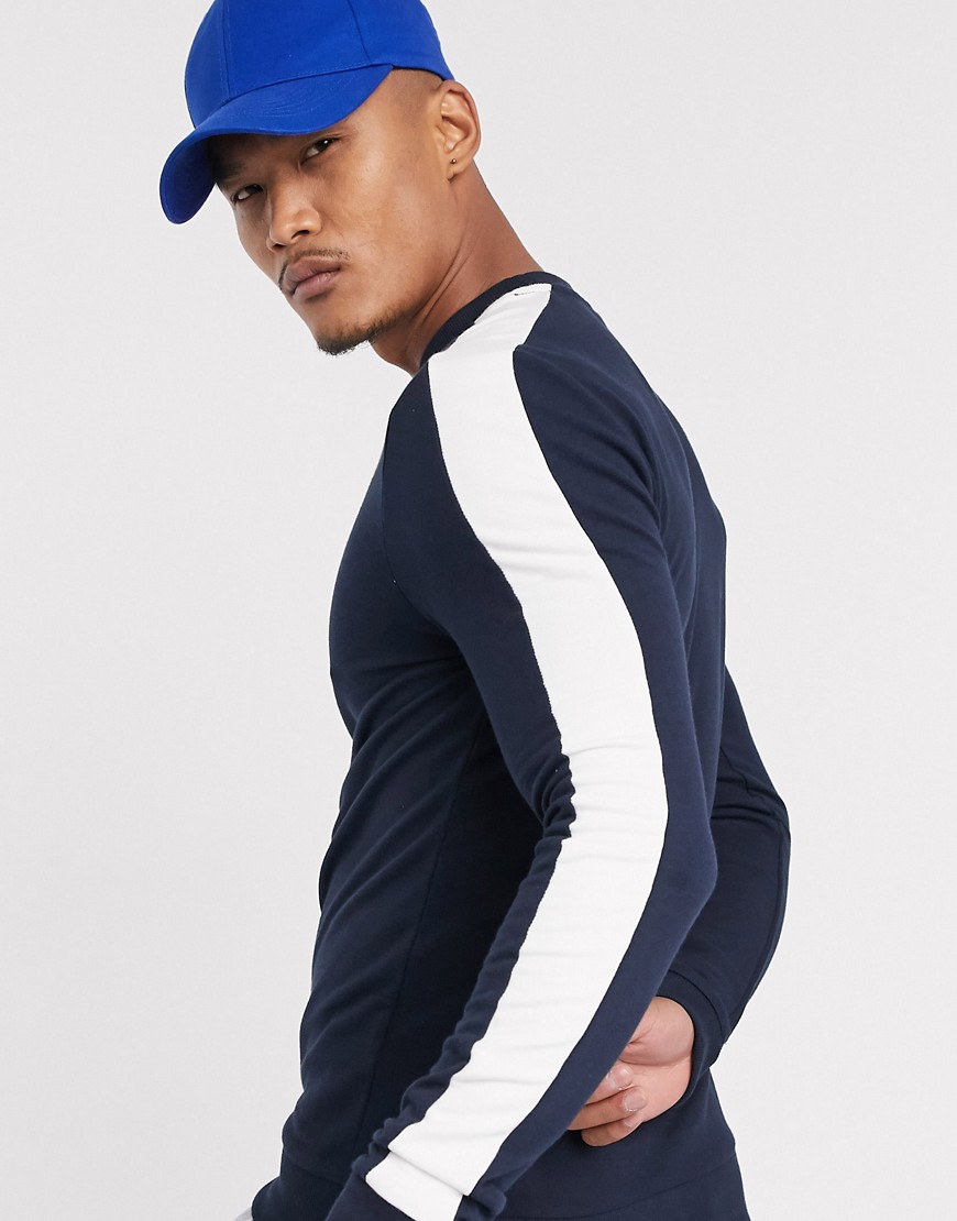 ASOS DESIGN – Marinblå sweatshirt i muscle-modell med sidorand