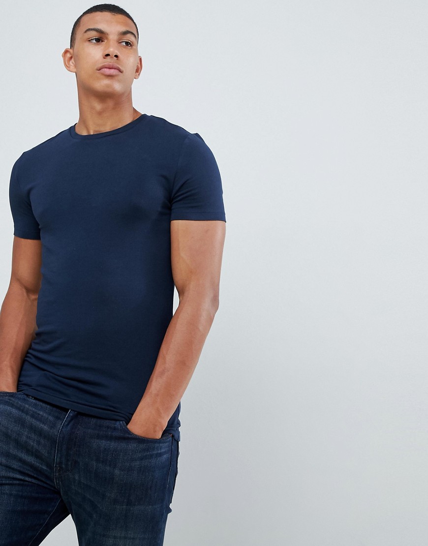 ASOS DESIGN – Marinblå t-shirt i ekologiskt material med muscle fit-passform och rund halsringning