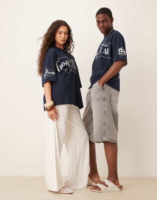 ASOS DESIGN – Marinblå t-shirt i oversize och unisex-modell med Goodyear-tryck, 3 av 4