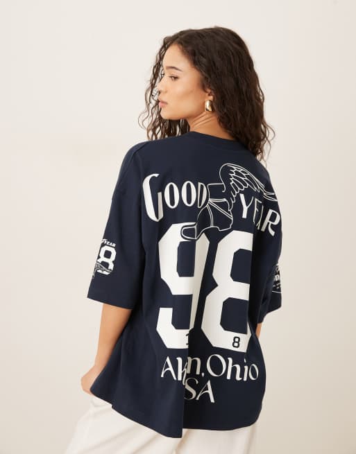 ASOS DESIGN – Marinblå t-shirt i oversize och unisex-modell med Goodyear-tryck, 4 av 4