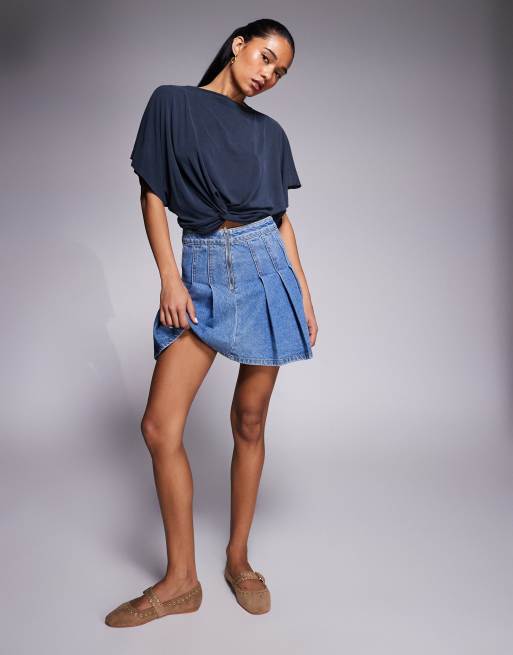 ASOS DESIGN – Marinblå topp med volym, hög ringning, pingvinärm och snurrad knut framtill, 2 av 4